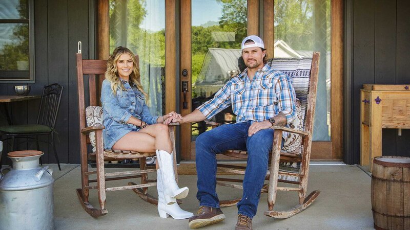 As seen on HGTV’s Christina in the Country, host Christina Haack and Josh Hall pose for a portrait. – Bild: Warner Bros. Discovery