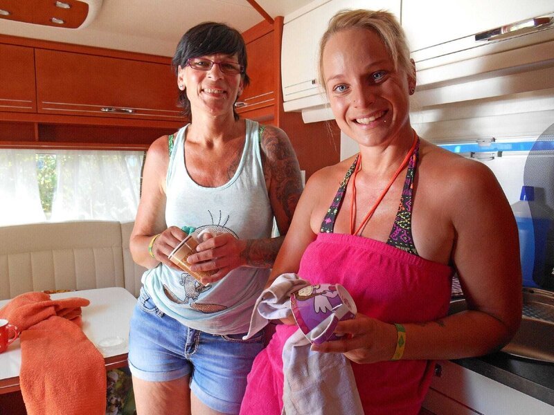 Mutter und tochter auf Camping-Tour: Carola (l.) und Nicki. +++ – Bild: RTL /​ Tokee Bros. /​ Folge 11