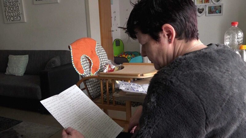 Ines (44) findet Trost in den Liebesbriefen, die ihr Verlober Ricky (27) aus der JVA schreibt – Bild: RTL Zwei