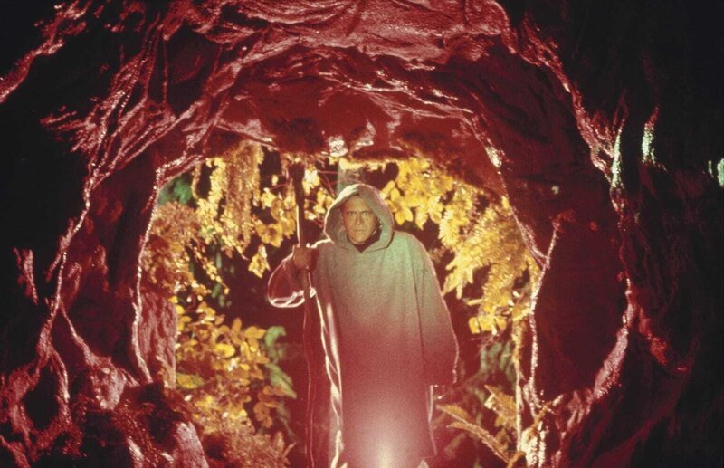 Der Sektenführer, der charismatische „Vater“ (Nick Mancuso) entdeckt die Flüchtlinge in einer Höhle … – Bild: METRO-GOLDWYN-MAYER STUDIOS INC. Lizenzbild frei