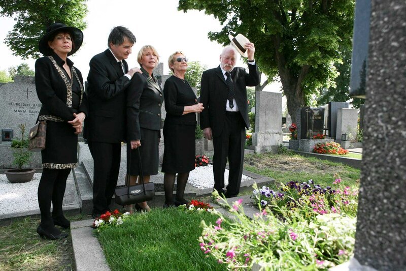 L-R: Josefine „Fini“ Blahovec (Dolores Schmidinger), Karl „Karli“ Sackbauer (Klaus Rott), Irmi Sackbauer (Liliana Nelska), Antonia „Toni“ Sackbauer (Ingrid Burkhard) und Edmund „Mundl“ Sackbauer (Karl Merkatz) – Bild: Servus TV / BonusFilm L-R: Josefine „Fini“ Blahovec (Dolores Schmidinger), Karl „Karli“ Sackbauer (Klaus Rott), Irmi Sackbauer (Liliana Nelska), Antonia „Toni“ Sackbauer (Ingrid Burkhard) und Edmund „Mundl“ Sackbauer (Karl Merkatz) – Bild: Servus TV / BonusFilm