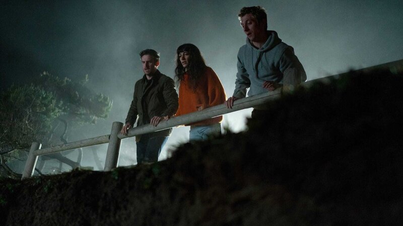 Charlie (Dan Stevens, l.), Mina (Sheila Vand, M.) und Josh (Jeremy Allen White, r.) haben die Leiche des Hausverwalters über die Klippen ins Meer gestoßen. – Bild: ZDF und Allyson Riggs./Allyson Riggs Charlie (Dan Stevens, l.), Mina (Sheila Vand, M.) und Josh (Jeremy Allen White, r.) haben die Leiche des Hausverwalters über die Klippen ins Meer gestoßen. – Bild: ZDF und Allyson Riggs./Allyson Riggs