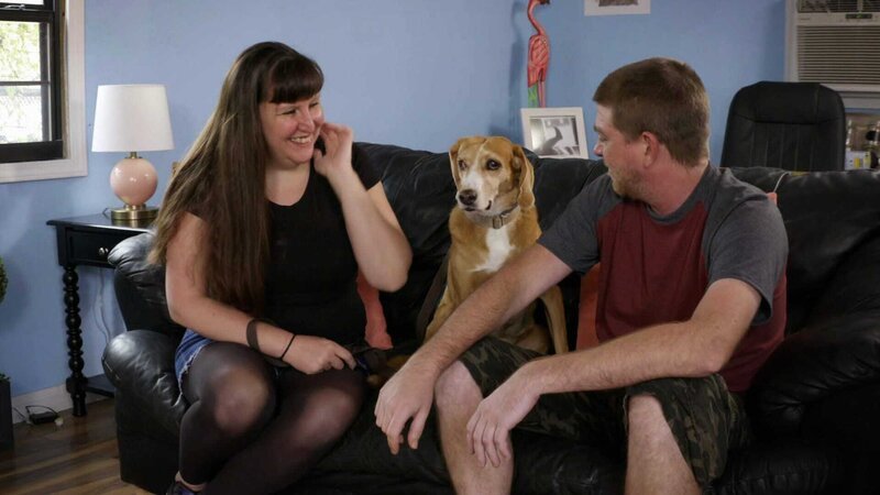 Adopters sitting on couch with Sunshine. – Bild: Animal Planet /​ Discovery Communications