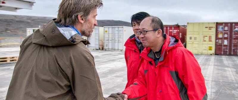 Nikolaj trifft zwei Wissenschaftler aus Taiwan, die mit Hilfe des großen Teleskops in Thule daran arbeiten, schwarze Löcher im Universum zu finden. – Bild: GEO Television