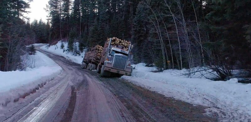 The „Mud Mountain Truckers“ and their vehicle sink into the morass. – Bild: Bell Media. /​ Bell Media. /​ Bell Media.
