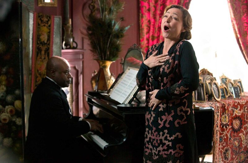 Marguerite (Catherine Frot, rechts) und ihr Diener Madelbos (Denis Mpunga). – Bild: WDR/Concorde Filmverleih GmbH Marguerite (Catherine Frot, rechts) und ihr Diener Madelbos (Denis Mpunga). – Bild: WDR/Concorde Filmverleih GmbH