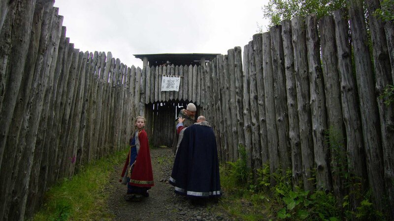 Gudrun (Sophie Ryder, li.) und ihr Vater König Sigurd (Johnny McGuinness) erreichen ihr Heimatdorf. – Bild: WDR/​Maramedia/​BBC/​CBeebies