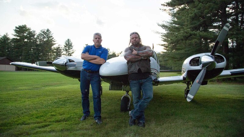 Ken and Danny in front of the plane. – Bild: Discovery Communications