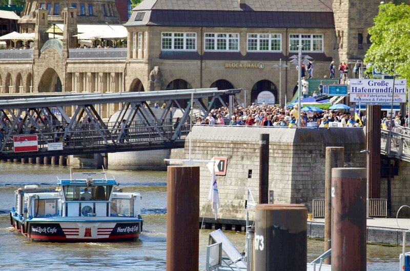 Die Landungsbrücken wurden als eine Art Bushaltestelle für Hafenarbeiter erbaut. Für die Touristenmassen eines Ferien-Sommer-Wochenendes waren sie nie vorgesehen. – Bild: NDR/​MoersMedia/​Nicole Wächter