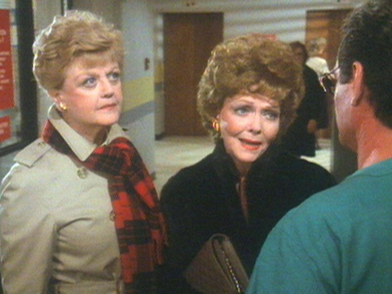 Jessica (Angela Lansbury) und Rita (Vivian Blaine) sind erleichtert, als sie im Krankenhaus erfahren, dass die angeschossene Patti auf dem Weg der Besserung ist. – Bild: Warner TV Serie