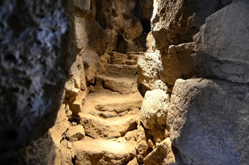 Eine spiralförmige Treppe führte in den oberen Teil der prähistorischen Rundtürme. – Bild: BR/​SWR/​Volker Schüppel