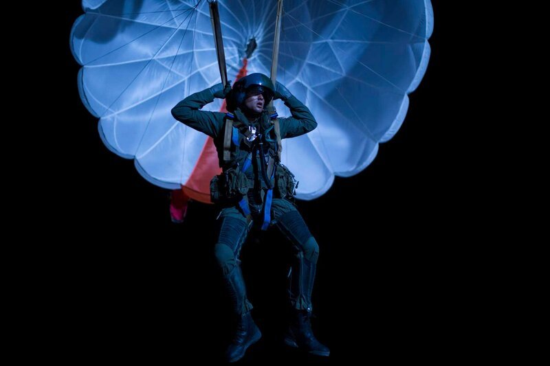 CAPE TOWN, SÜDAFRIKA- (Schauspieler) Dale Zelko springt nach dem Absprung mit dem Fallschirm zur Erde zurück. (Bildnachweis: National Geographic Channels/​Charlie Sperring) – Bild: Copyright © The National Geographic Channel.