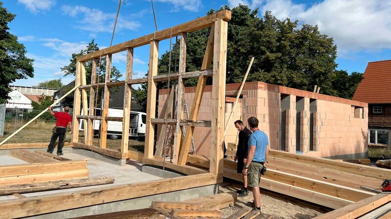 Eine Dorfkirche zieht um – Bild: rbb