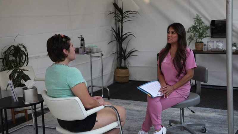 Dr. Lee talks with Kayla Vega during her consultation. – Bild: Discovery Communications, LLC