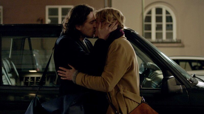 Nach einem ungewöhnlichen Kennenlernen: der erste Kuss zwischen Peter (Sverrir Gudnason) und Clara (Josephine Bornebusch). – Bild: Viaplay/​Frida Wendel