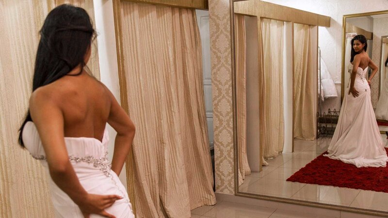 KARINE tries on a wedding dress. – Bild: Discovery Communications