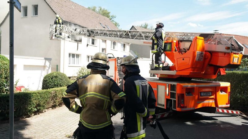 Die Männer der Feuerwehrwache in Essen werden über mehrere Wochen begleitet. Sie sind vor Ort und helfen, wenn auf einmal ganze Existenzen in Schutt und Asche liegen. – Bild: RTL Zwei