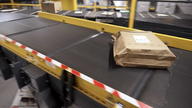 Amazon Paket am Fließband. – Bild: ORF/Bavaria Amazon Paket am Fließband. – Bild: ORF/Bavaria