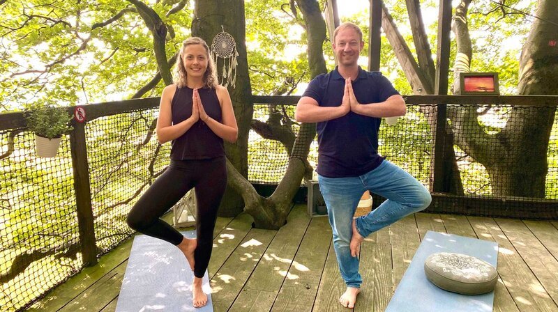 Tobias Kämmerer beim Baumkronen Yoga auf dem Hoherodskopf mit Laura Herburg. – Bild: HR/​Lukas Lowack