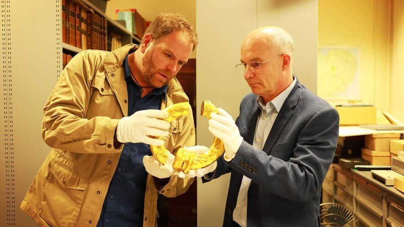 Im Norwich Museum trifft sich Josh mit dem Iceni-Experten John Davies, um mehr über die Iceni-Kultur und ihre raffinierten Goldarbeiten zu erfahren. – Bild: Warner Bros. Discovery