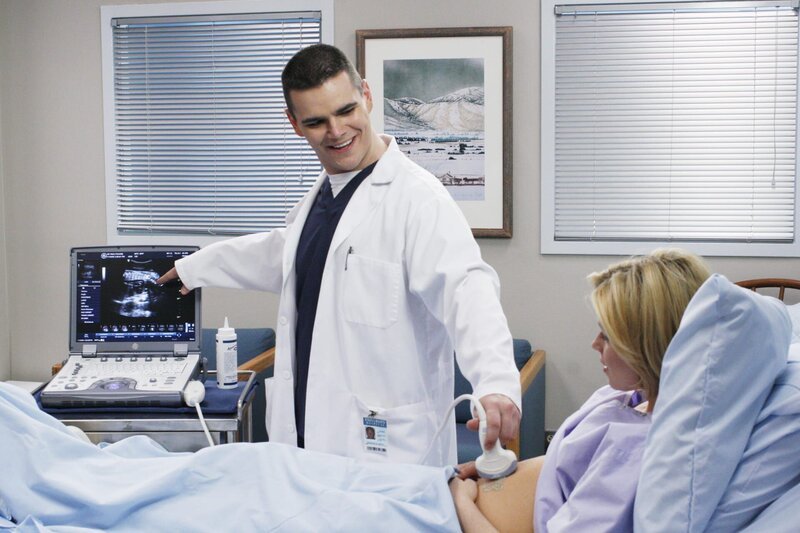 Der Geburtshelfer (Michael Ausiello, l.) kümmert sich um seine Patientin (Elizabeth Banks, r.) … – Bild: Touchstone Television Lizenzbild frei
