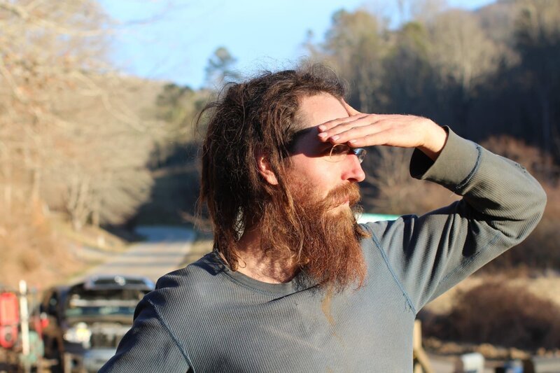 Mars Hill, NC, USA: Tony shields his eyes from the sun. (Photo Credit: National Geographic Television/​Lindsay Cooper) – Bild: Lindsay Cooper /​ National Geographic Television/​L /​ National Geographic Channels /​ National Geographic Television