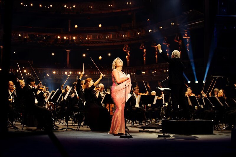 Camilla Nylund, Dirigent Manfred Honeck, die Wr. Symphoniker im Theater a.d. Wien. – Bild: ORF/FOR TV/Julia Wesely Camilla Nylund, Dirigent Manfred Honeck, die Wr. Symphoniker im Theater a.d. Wien. – Bild: ORF/FOR TV/Julia Wesely