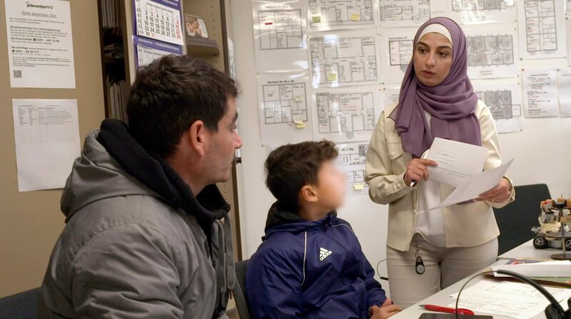 Maram Akeel (r) nimmt neue Flüchtlinge in Hünxe auf. – Bild: WDR