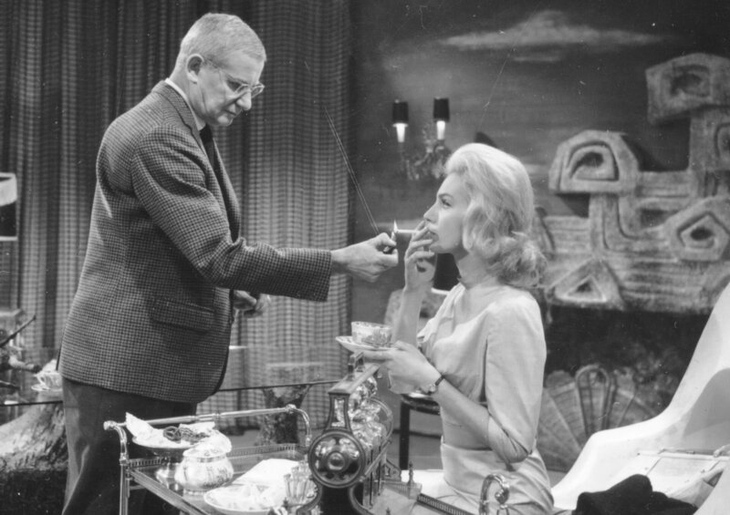 Ann Barry (Maria Perschy) findet sich im Haus des charmanten Wissenschaftlers Dr. Mac Ferguson (Dieter Borsche) wieder. Dabei weiß Ann nicht, dass Dr. Ferguson ein dunkles Geheimnis verbirgt. – Bild: ZDF und © Central Cinema Company Film (CCC). Ann Barry (Maria Perschy) findet sich im Haus des charmanten Wissenschaftlers Dr. Mac Ferguson (Dieter Borsche) wieder. Dabei weiß Ann nicht, dass Dr. Ferguson ein dunkles Geheimnis verbirgt. – Bild: ZDF und © Central Cinema Company Film (CCC).