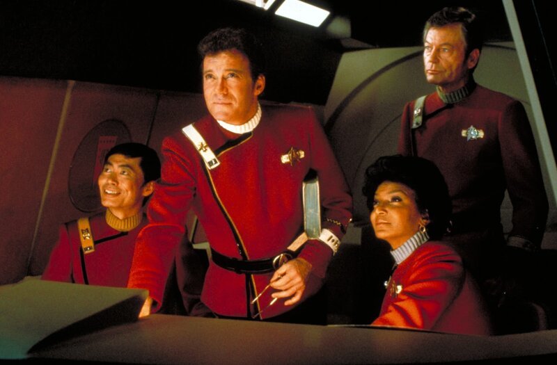 Die Inspektion der Enterprise ist vorüber und Adm. James T. Kirk (William Shatner, 2.v.l.) und sein Team Cmdr. Sulu (George Takei, l.), Cmdr. Uhura (Nichelle Nichols, 2.v.r.) und Cmdr. McCoy (DeForest Kelley, r.) können endlich wieder an Bord … – Bild: Paramount Pictures Lizenzbild frei