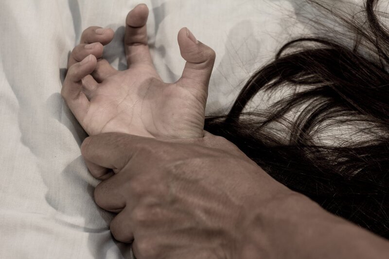 man’s hand holding a woman hand for rape and sexual abuse concept, anti-trafficking and stopping violence against women – Bild: Shutterstock