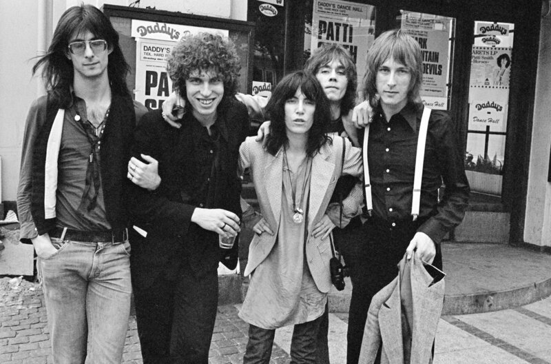 Die Gruppe von Patti Smith posiert für Porträts: Lenny Kaye, Richard Sohl, Patti Smith, Ivan Kral und Jay Dee Daugherty (v.l.) im Mai 1976 in Kopenhagen. – Bild: Jorgen Angel/​Redferns/​Getty images