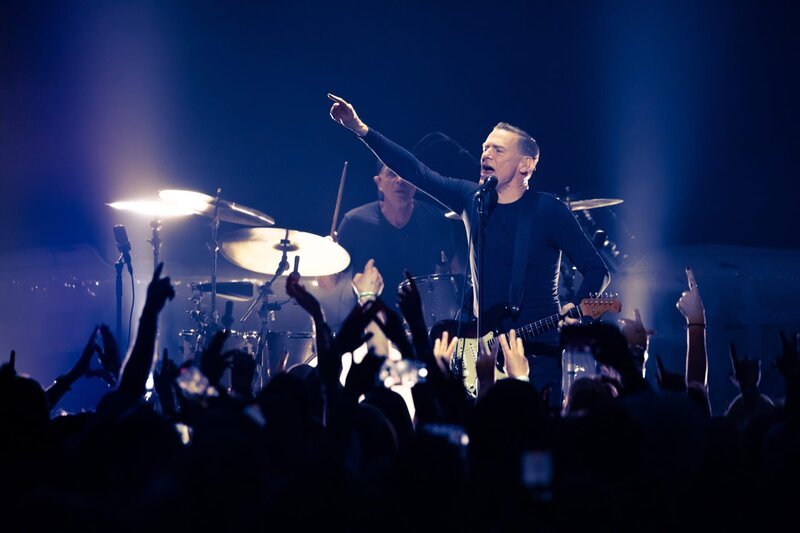 Bryan Adams und Band. – Bild: ZDF und Simon Ager/​BMG.