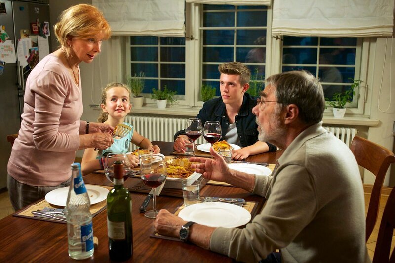 Familie Mertens beim ersten gemeinsamen Abendessen ohne Christoph (v.l.: Ursela Monn, Deborah Mary Schneidermann, Lennart Betzgen, Gunter Schoß). – Bild: ARD/​Steffen Junghans