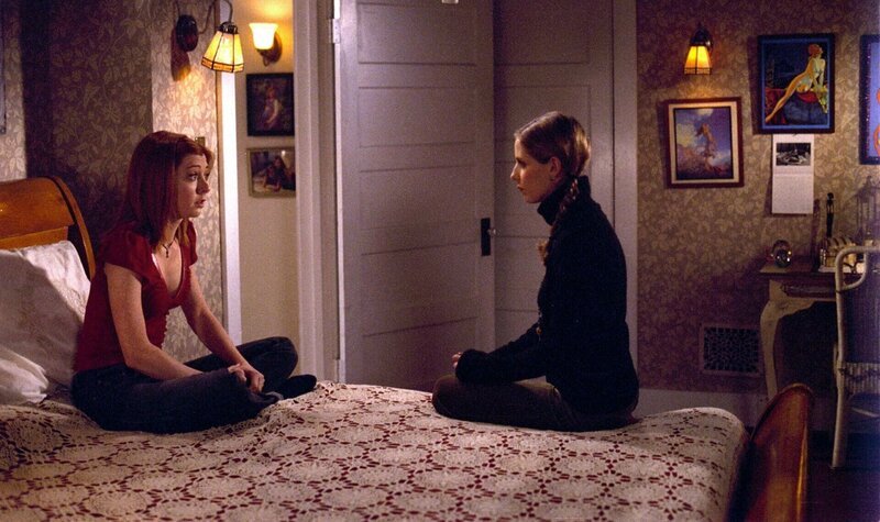 L-R: Willow Rosenberg (Alyson Hannigan), Buffy Summers (Sarah Michelle Gellar) – Bild: RTL /​ © 2001–2002 Twentieth Century Fox Film Corporation