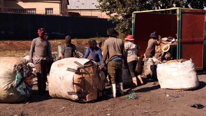 Sobald der Sack mit unsortiertem Abfall voll ist, geht es zum Sammelplatz. Zehn Kilometer Wegstrecke legt ein Müllsammler in Johannesburg täglich zurück. – Bild: N24 Doku