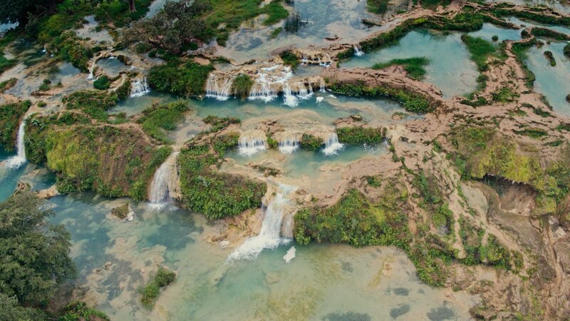 Wadi Darbat in der Provinz Dhofar: ein Naturwunder. Es ist bekannt für sein üppiges Grün, eine vielfältige Tierwelt und einen atemberaubenden Wasserfall. – Bild: ZDF und Skyworks 2022.