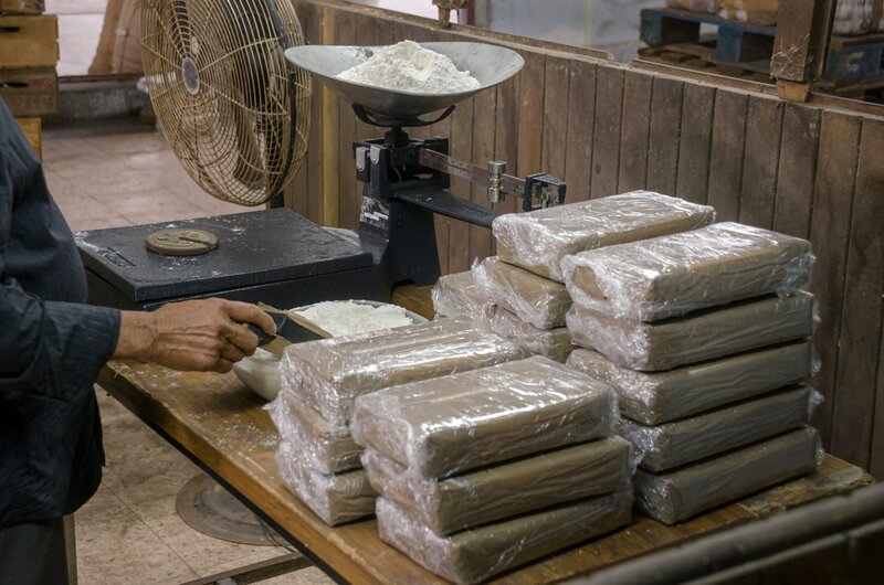 Cocaine warehouse Illegal drug production – Bild: Shutterstock /​ Shutterstock /​ Copyright (c) 2020 Leon Rafael/​Shutterstock. No use without permission.