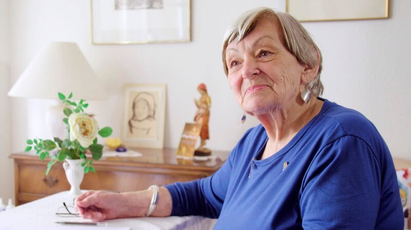 Die 91jährige Ruth Willigalla erinnert sich lebhaft daran, wie sie auf Dach des Düsseldorfer Mietshauses kletterte, in dem sie mit Mutter und kleiner Schwester lebte, um dort die Bombenschäden zu beseitigen. – Bild: WDR/​BROADVIEW TV/​Björn Schneider