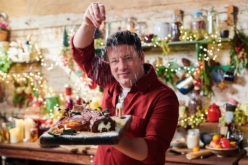 Jamie Oliver bestreut seine Bismarckeiche. +++ – Bild: RTL /​ ©2020 Jamie Oliver Enterprises Ltd
