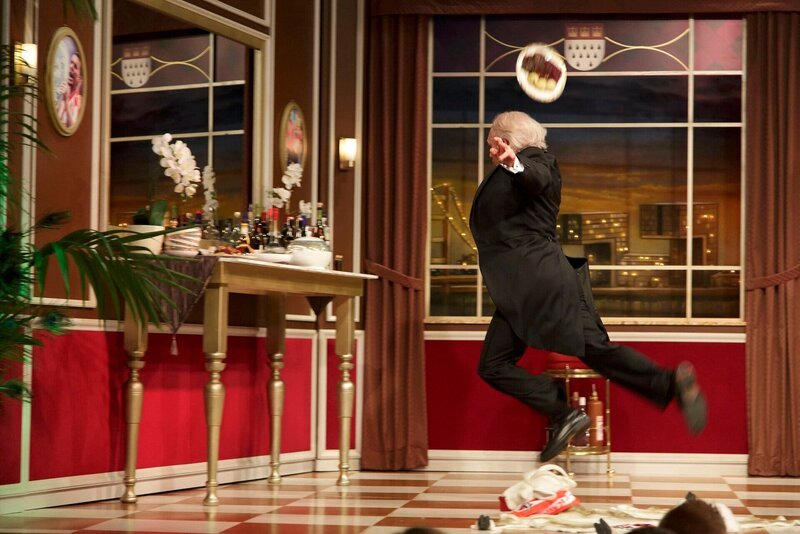 Butler Ralph (Ralf Schmitz) wird der Geißbock auf dem Boden zum Verhängnis … – Bild: WDR/​Herby Sachs
