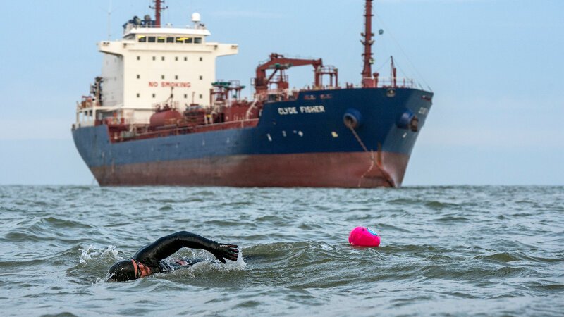 Der Abenteurer Ross Edgley hat einen wahnwitzigen Plan: Er will in 100 Tagen einmal um Großbritannien herumschwimmen. – Bild: BILD