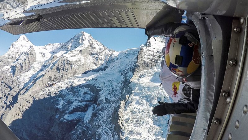 Die französischen Base-Jumper Vince Reffet und Fred Fugen wollen einen riskanten Stunt hoch oben am Himmel wagen: Sie werden mit sogenannten Wingsuits von einem Berg springen und versuchen, in der Luft in ein Flugzeug einzusteigen. – Bild: BILD