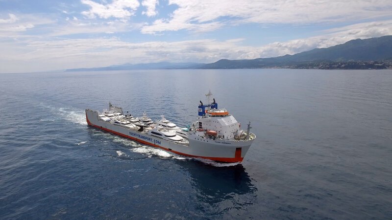 Die 209 Meter lange „Yacht Express“ mit ihrer millionenschweren Fracht in voller Fahrt. – Bild: BILD