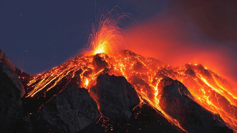 Der Inselvulkan Stromboli in Süditalien trägt den Spitznamen „Leuchtturm des Mittelmeers“, weil er alle 20 bis 30 Minuten Lava spuckt. Die größte Gefahr, die von ihm ausgeht, ist ein Tsunami. – Bild: BILD