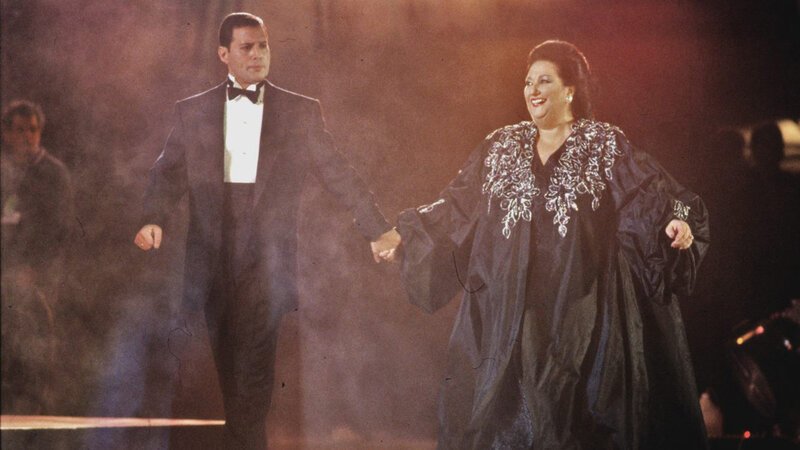 Gemeinsam mit der katalanischen Sopranistin Montserrat Caballé kreiert Freddie Mercury das Lied „Barcelona“. Im Jahr 1987 trat er zum ersten Mal im Duett mit dem Opernstar auf der Bühne auf. – Bild: BILD