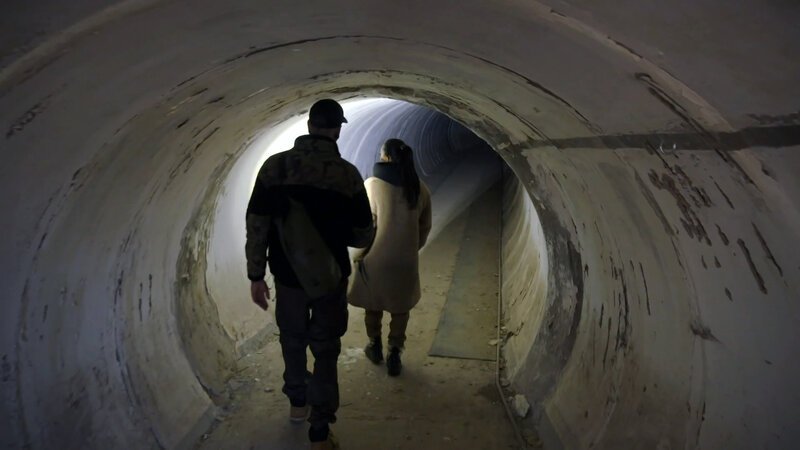 Urban Explorer Marco Lumme und BILD-Reporterin Valentina Maceri durchqueren die Bunkeranlage in Wünsdorf, die einst von den Nazis errichtet wurde. – Bild: BILD