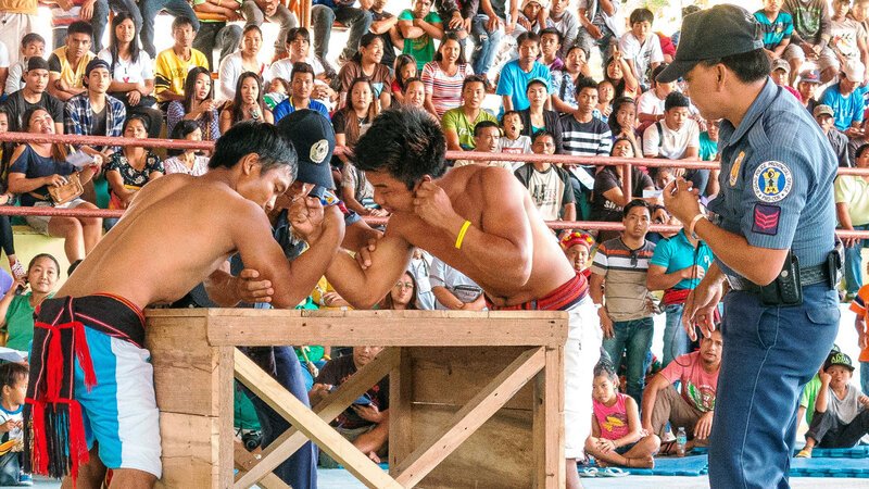 Neben zahlreichen Ringkämpfen ist auch das Armdrücken ein fester Teil der traditionellen Wettkämpfe der Ifuago. – Bild: BILD