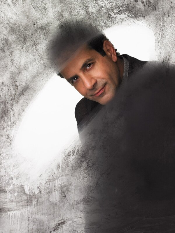 Monk (Tony Shalhoub) hat immer den vollen Durchblick. – Bild: RTLplus /​ Universal