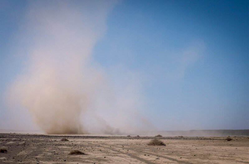 Nach einem anstrengenden und heißen Tag in der Wüste zieht ein Sandsturm auf. – Bild: ZDF/​ARTE/​Man’s Films /​ © ZDF/​ARTE/​Man’s Films